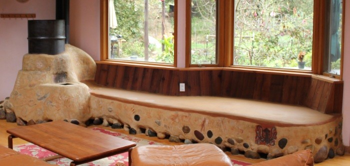 Piec rakietowy jako element salonu - bardzo wygodna i ciepła kanapa. 